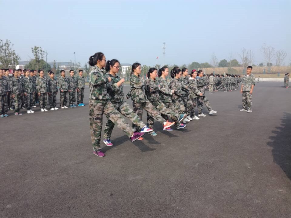 高一（11）班_踢正步