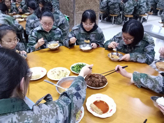 高一（1）班_军训之后吃饭好香，妈妈我再也不挑食了！