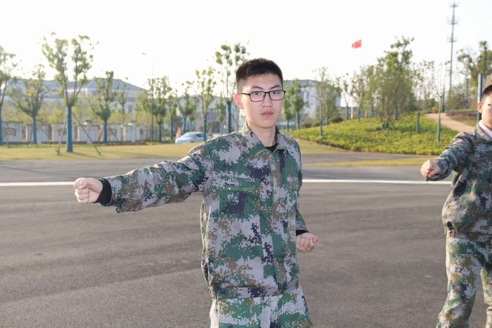 高一七班{小战士们的单人照}