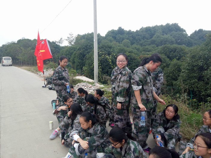 高一（1）班_野外拉练