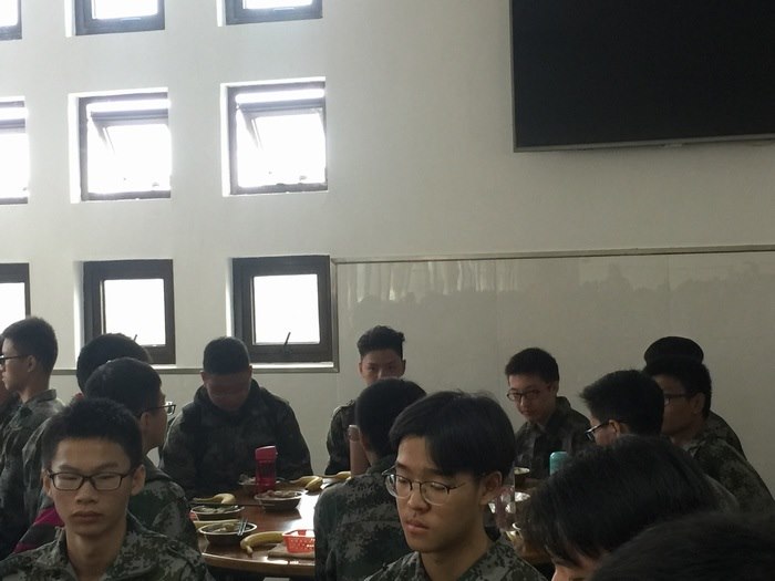 高一（10）班_【人是铁饭是钢】
