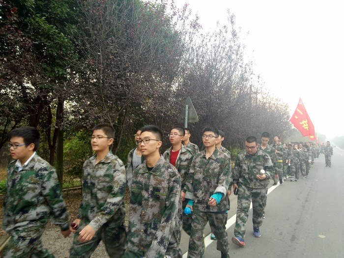 高一（1）班_野外拉练