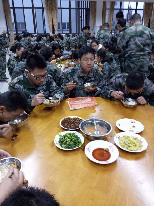 高一（1）班_军训之后吃饭好香，妈妈我再也不挑食了！