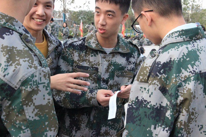 高一（2）班_儿身在军营，父母远牵挂_第一弹