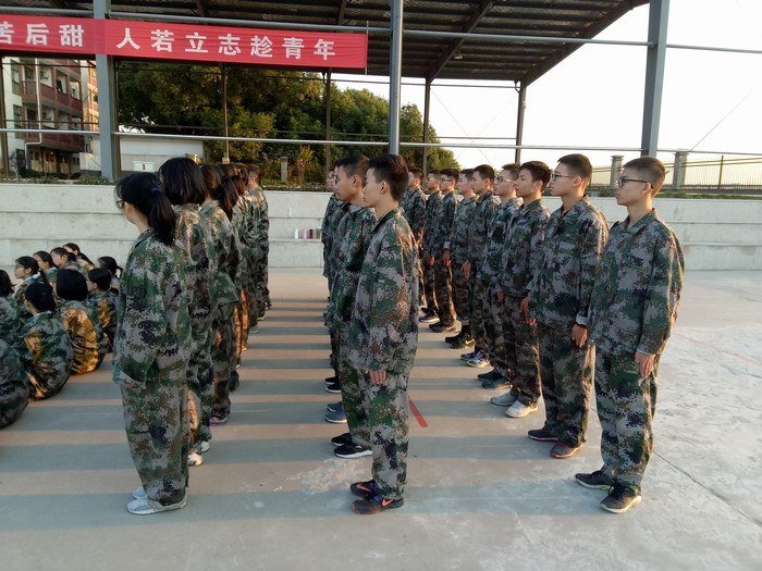 高一（1）班_军训之后吃饭好香，妈妈我再也不挑食了！