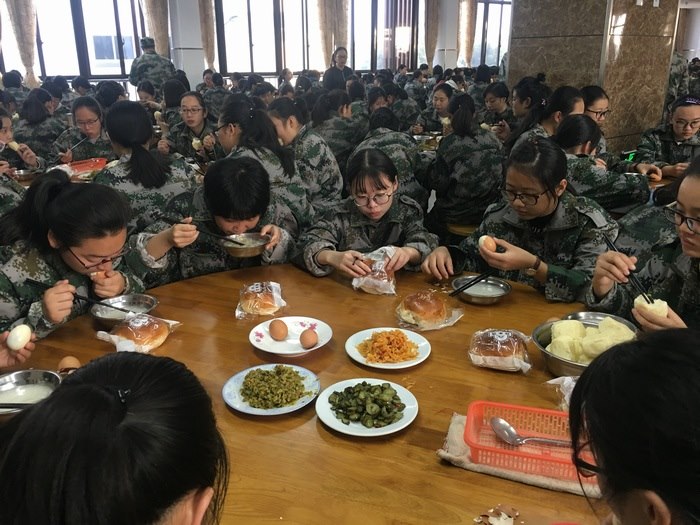 高一八班：我们吃早餐啦！