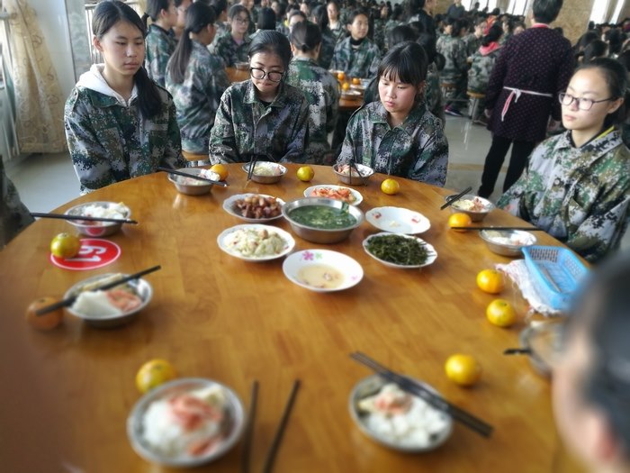 高一（12）班_丰盛的午餐_来看看今天吃些啥？
