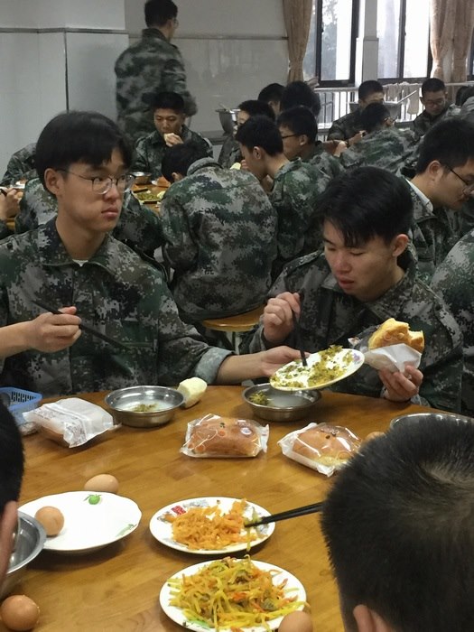 高一（10）班_【人是铁饭是钢】