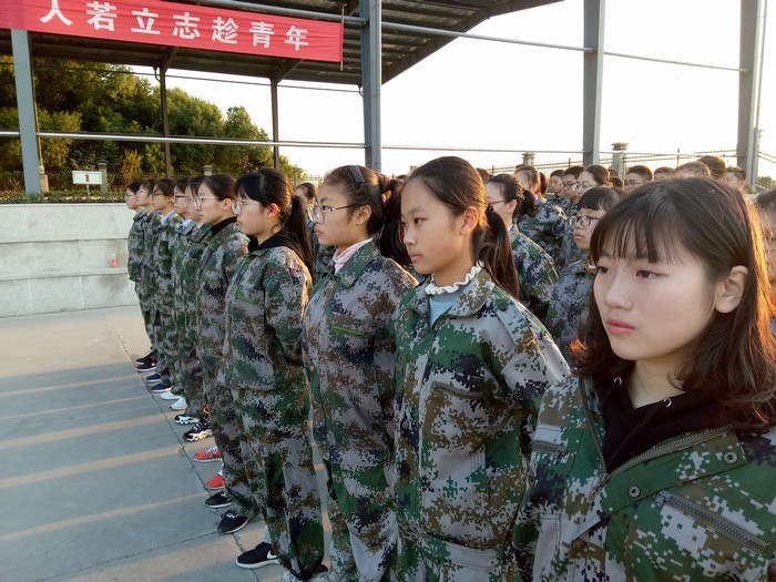 高一（1）班_军训之后吃饭好香，妈妈我再也不挑食了！