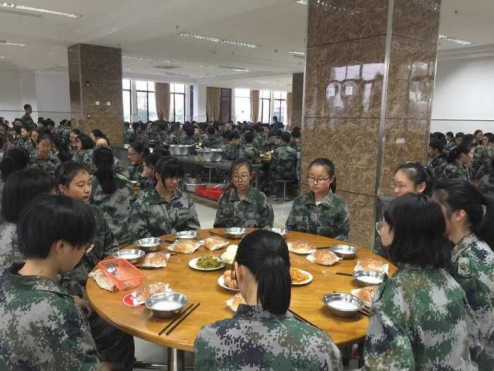 高一（10）班_【人是铁饭是钢】