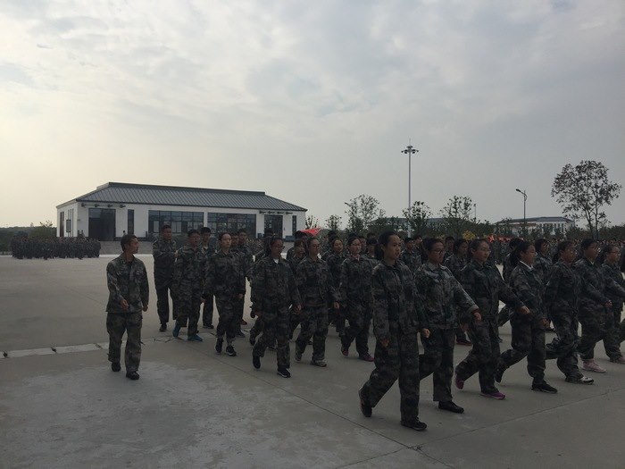 高一（10）班_【踢正步】