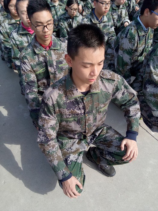 高一1班军训之蹲姿----恒力