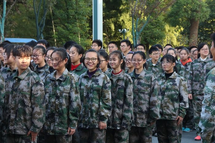 高一七班：军姿潇洒