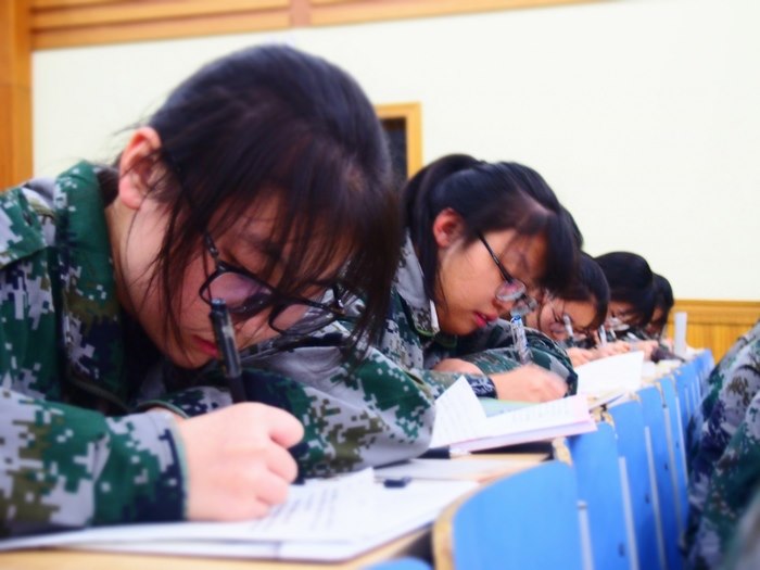 高一（11）班_孩子们在认真地写军训感悟