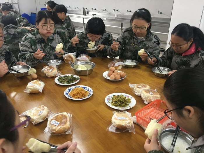 高一八班：我们吃早餐啦！