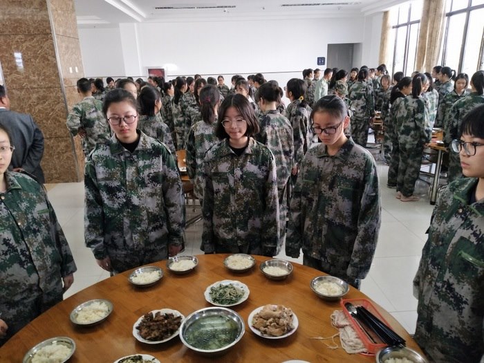 高一（10）班_【人是铁饭是钢】