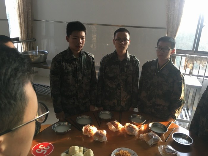 高一八班：我们吃早餐啦！