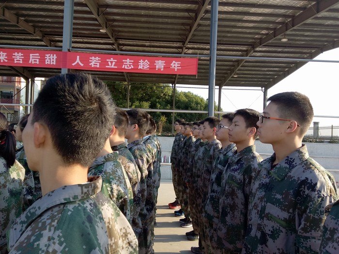 高一（1）班_军姿飒爽