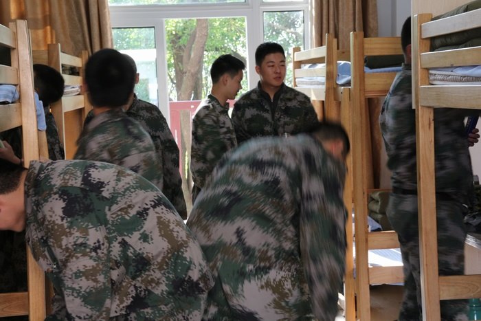 高一七班：军姿潇洒