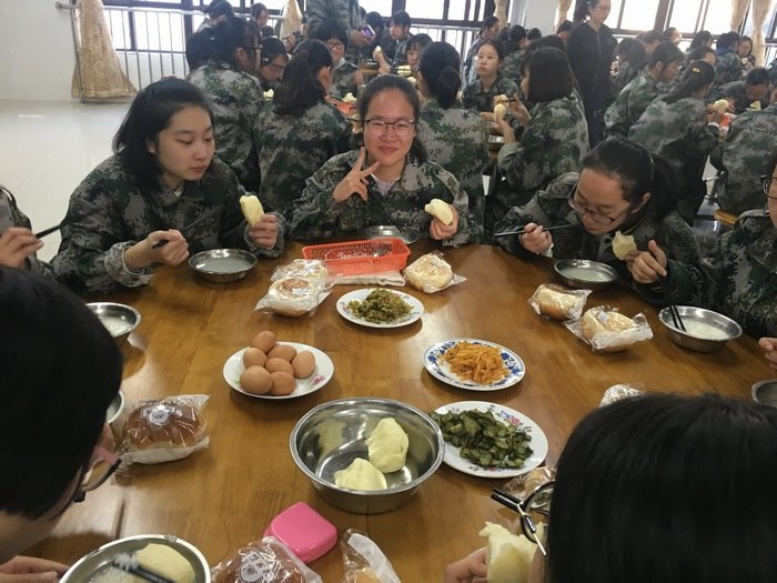 高一八班：我们吃早餐啦！