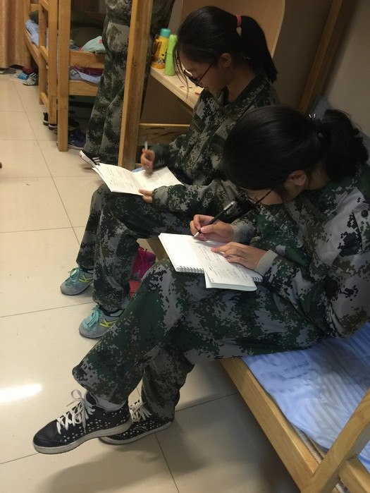高一创4班：我和小伙伴们的“同居”生活~