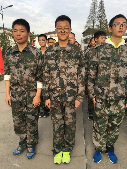 高一八班{正步走起～}