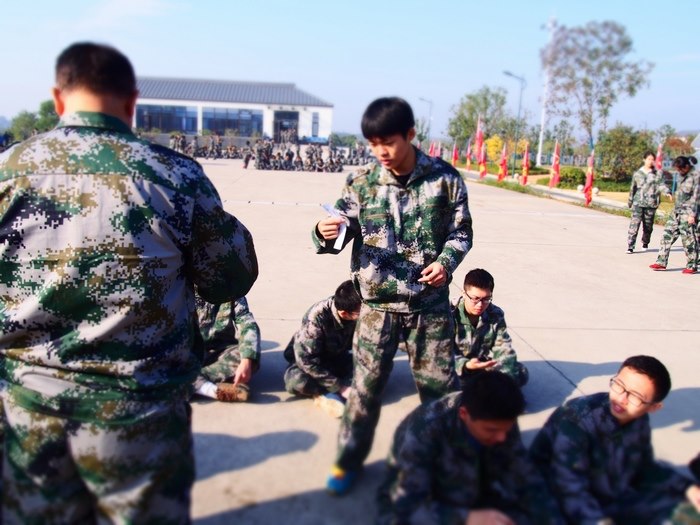 高一（12）班_孩子们很认真地阅读家长留言呢~