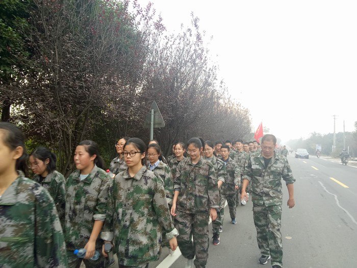 高一（1）班_野外拉练