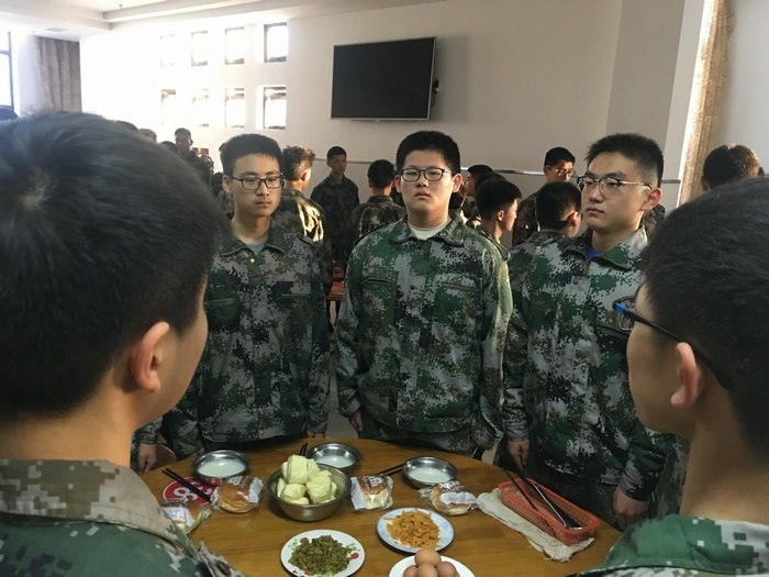 高一八班：我们吃早餐啦！