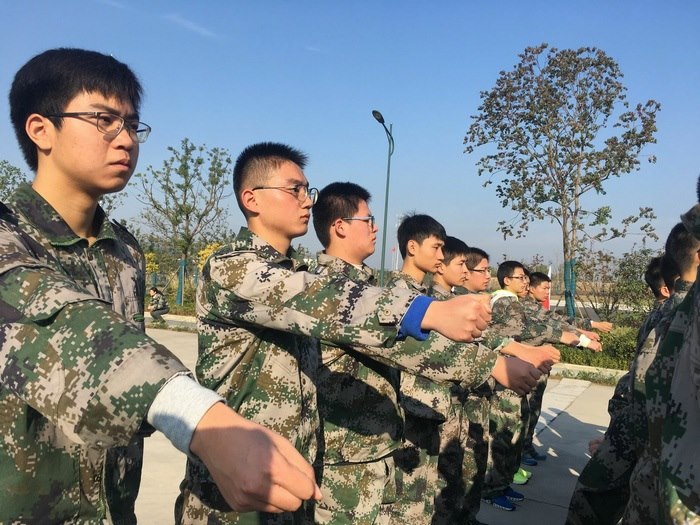 高一八班：我军训我快乐