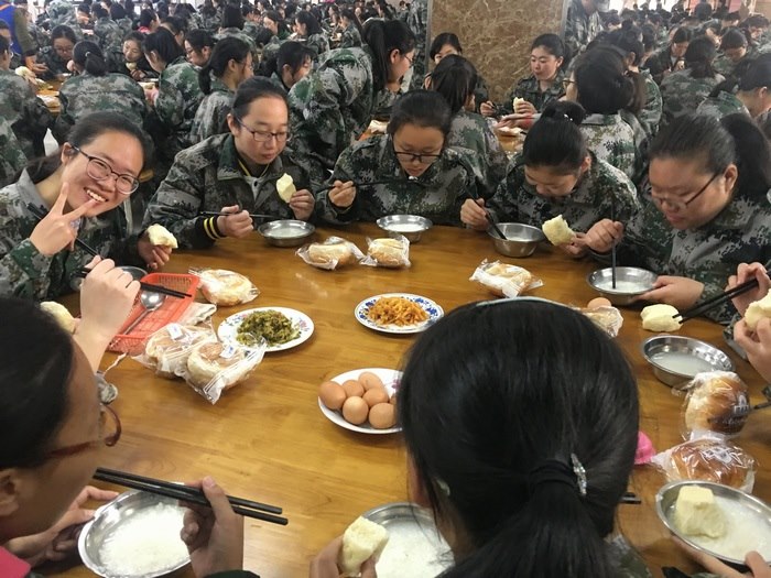 高一八班：我们吃早餐啦！