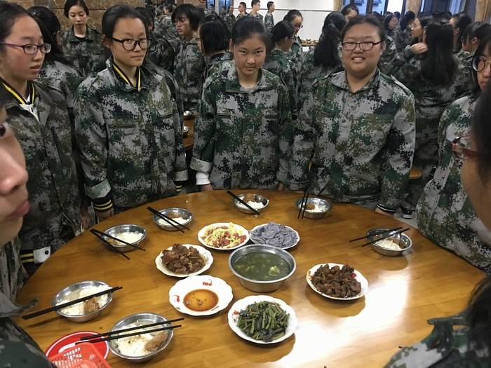 高一八班{一顿晚饭满血复活～}