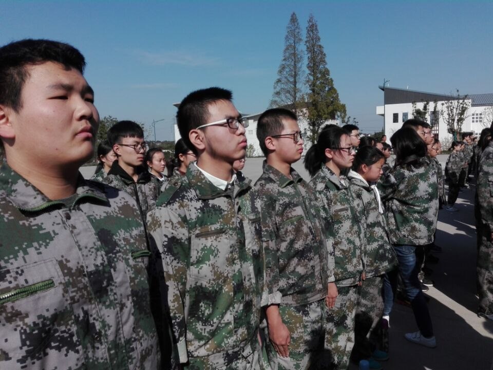 高一6班：朝气蓬勃的少年们（军姿训练）