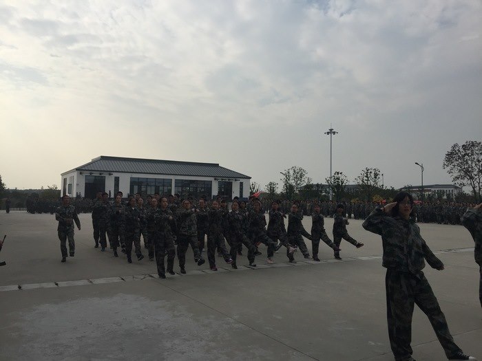 高一（10）班_【踢正步】