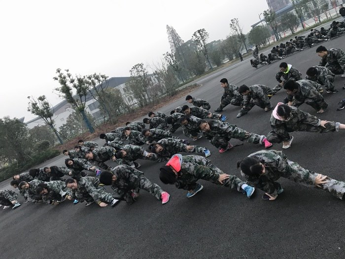 高一八班{迎接新的朝阳}