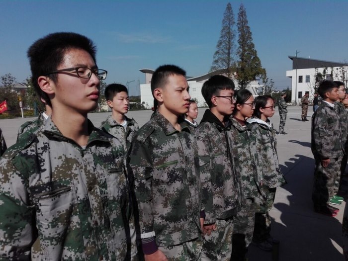 高一6班：朝气蓬勃的少年们（军姿训练）