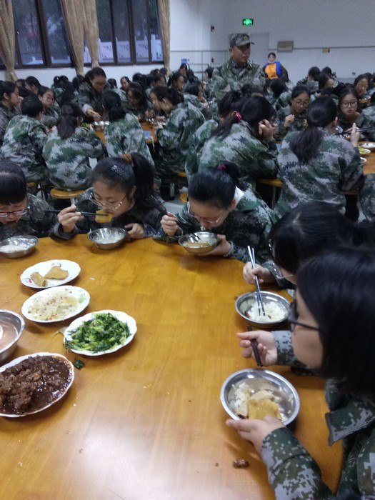 高一（1）班_军训之后吃饭好香，妈妈我再也不挑食了！