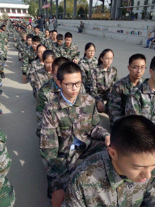 高一1班军训之蹲姿----恒力