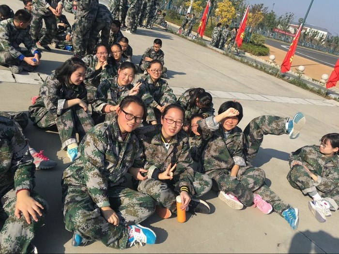 高一八班：我军训我快乐