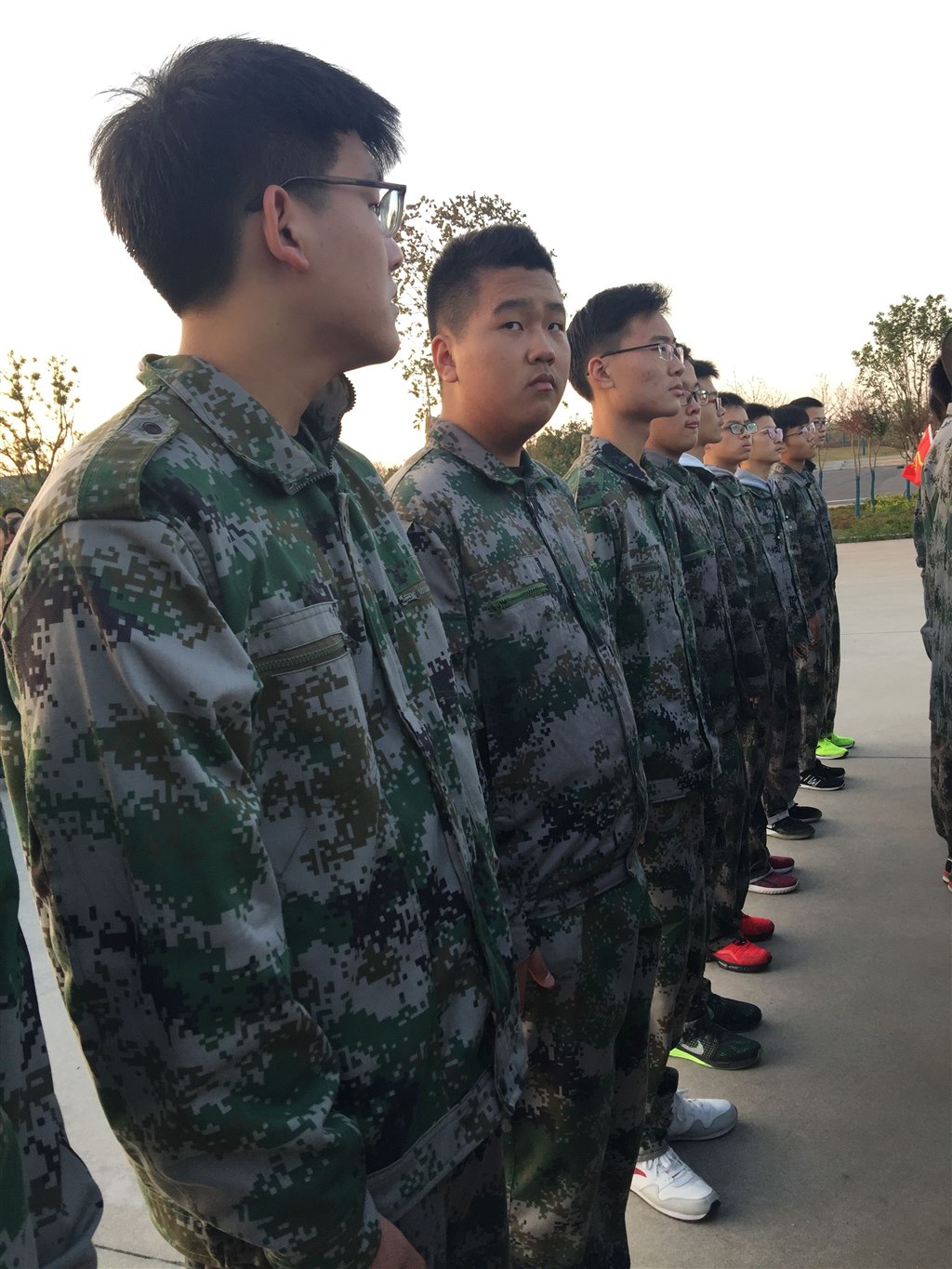 高一创4班：夕阳下的小战士