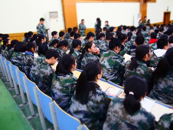 高一（11）班_孩子们在认真地写军训感悟