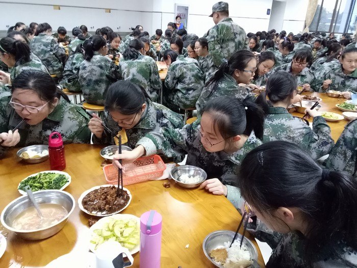 高一（1）班_军训之后吃饭好香，妈妈我再也不挑食了！