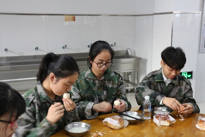高一七班：吃早餐啦！！