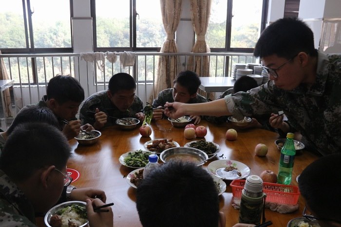高一七班{今天的饭菜如何？}