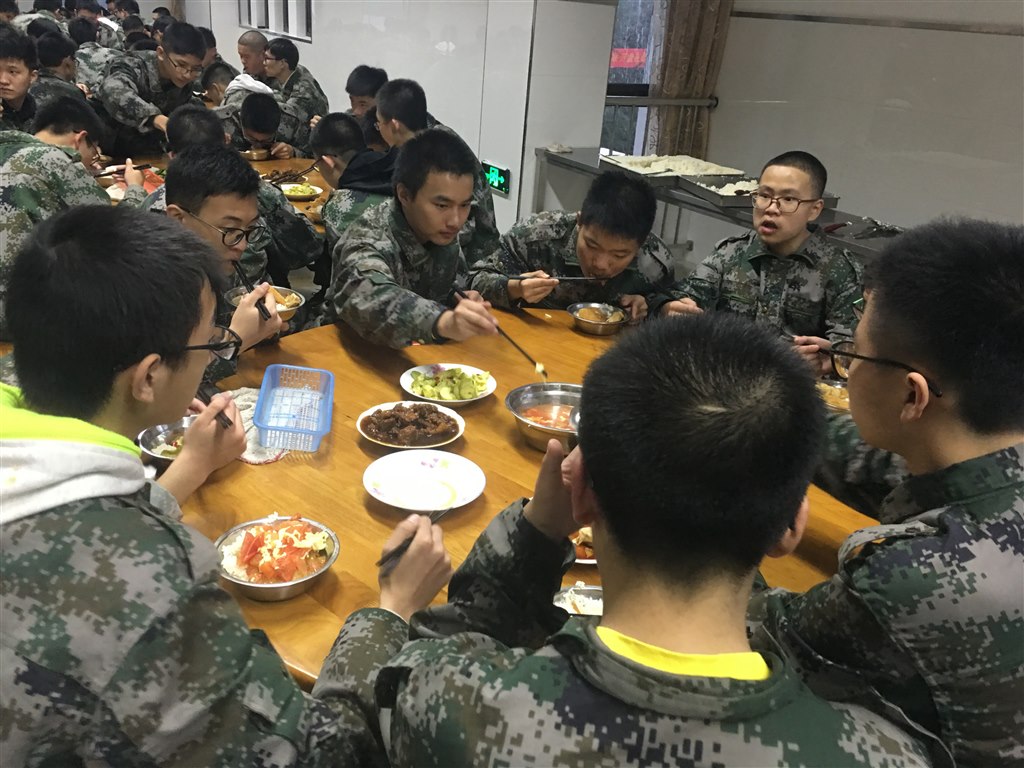 高一八班：晚饭
