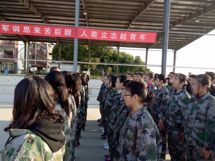 高一（1）班_军姿飒爽
