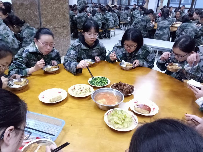 高一（1）班_军训之后吃饭好香，妈妈我再也不挑食了！