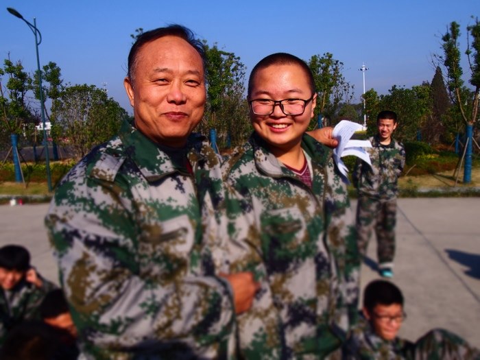高一（12）班_孩子们很认真地阅读家长留言呢~