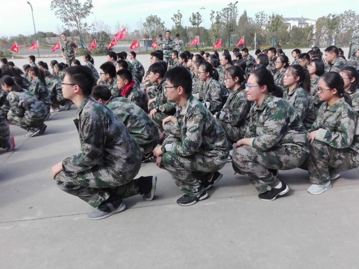 高一6班：军姿系列之站-跑-蹲