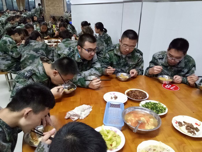 高一（1）班_军训之后吃饭好香，妈妈我再也不挑食了！